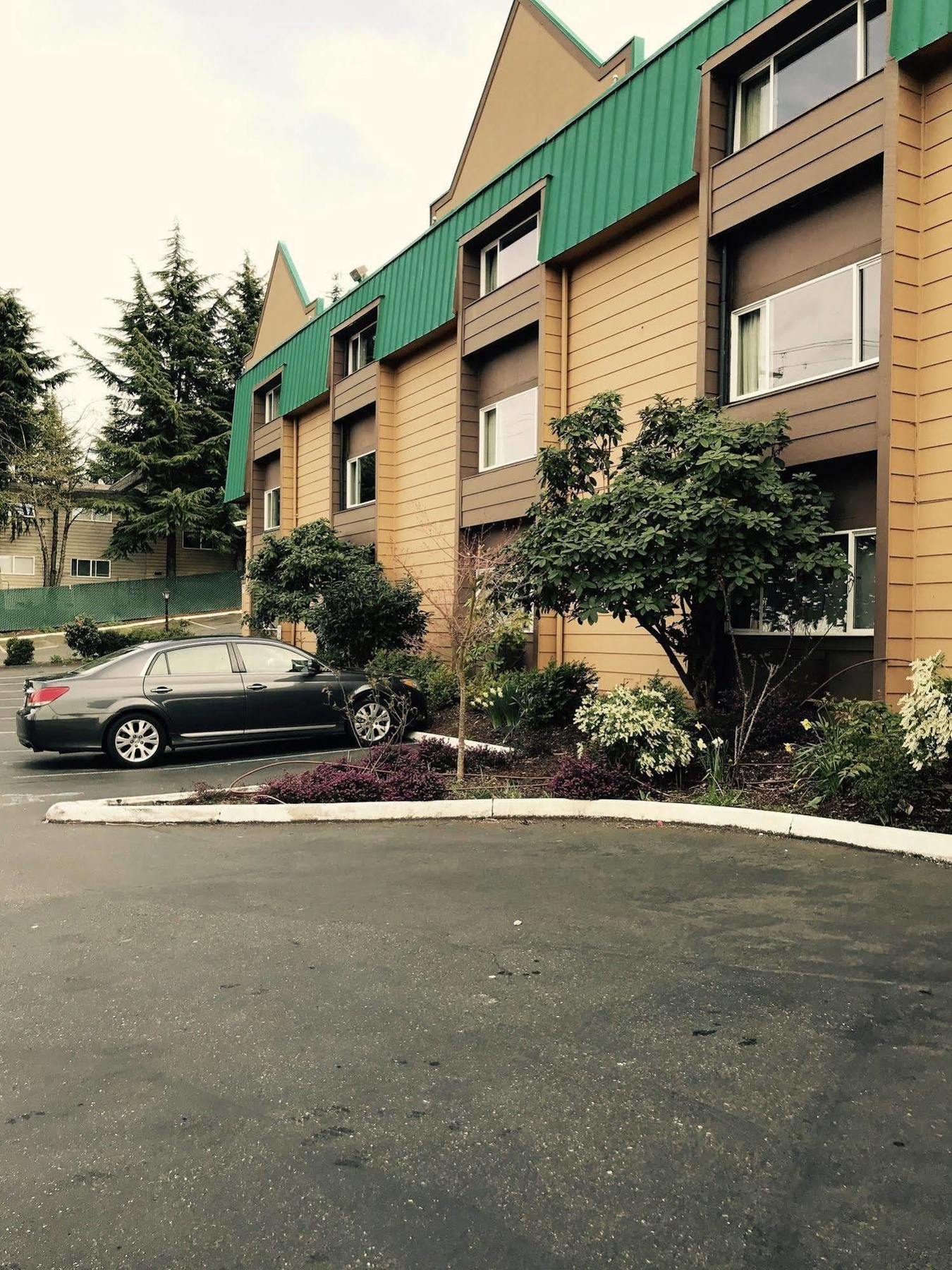 Sutton Suites Hotel SeaTac Exterior photo